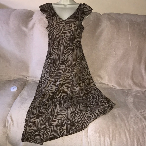 BCBG Maxazria Small tan and brown palm leaves pattern dress 💕 - Picture 2 of 7